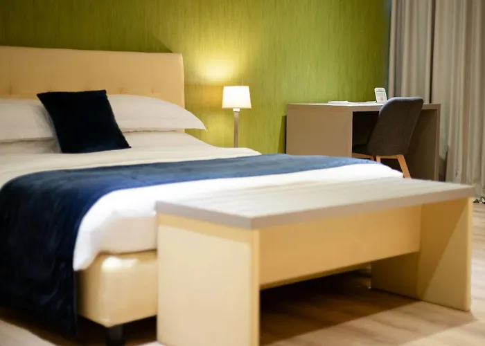 Western Premier Ark 4*