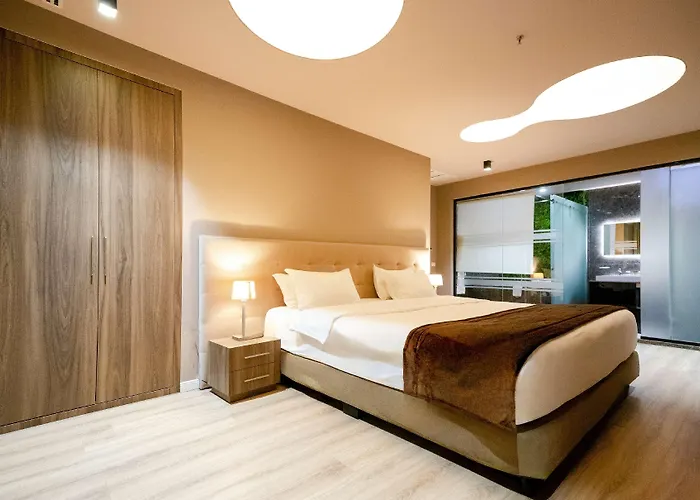 Western Premier Ark 4*